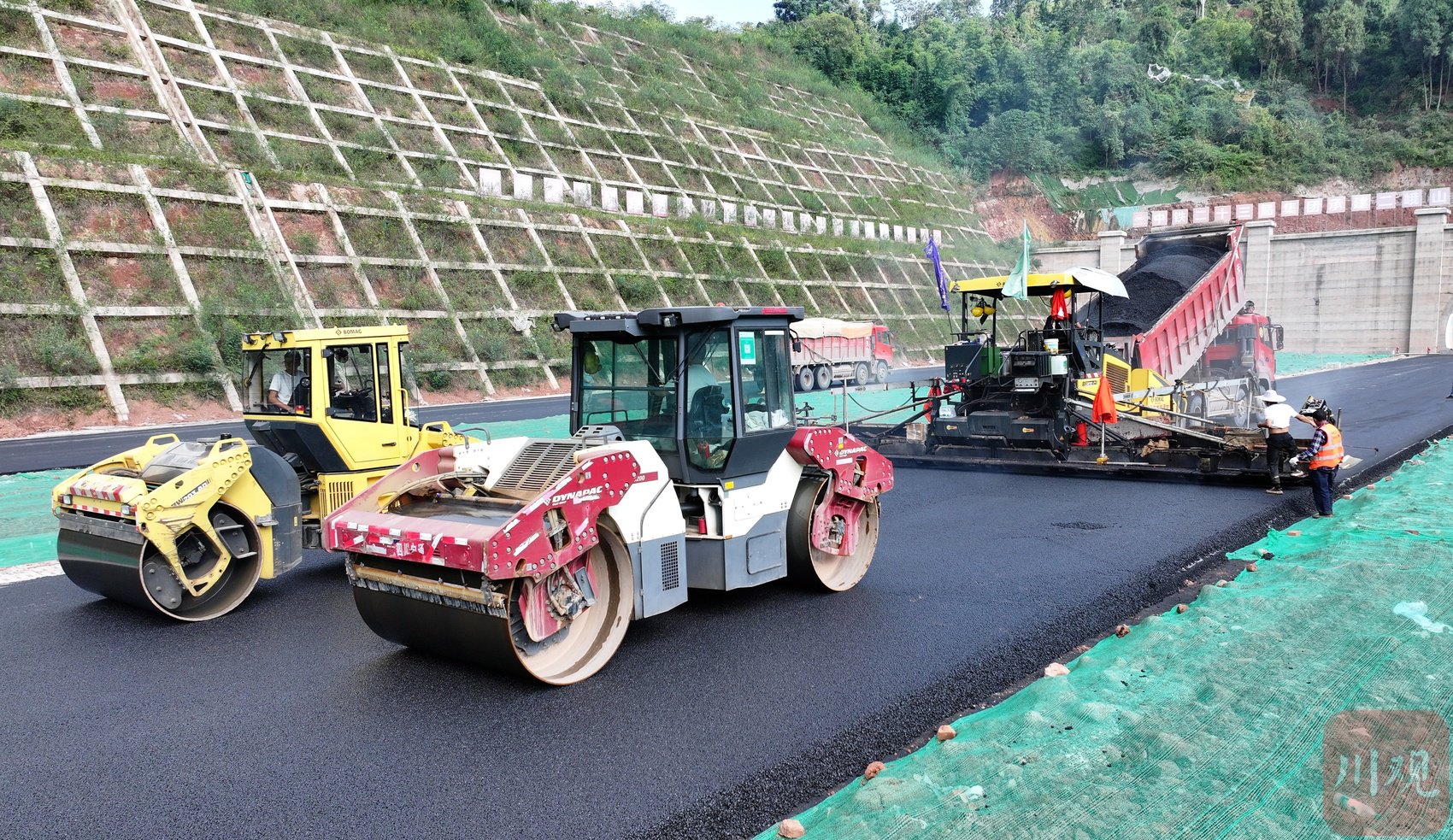 11月5日，仁寿县天府仁寿大道二峨山段，建设者们正在铺设沥青，以确保项目按时完成。