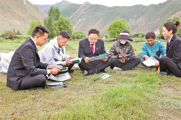 图为山南市桑日县人民法院干警在田间地头为群众宣传法律知识。 本报记者 巴桑旺姆 摄