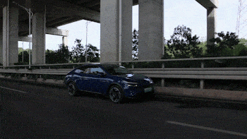 试驾途中，我们让车辆经过减速带和坑洼路面，发现车辆减震效果不错，车内乘员不会在座位上剧烈晃动。