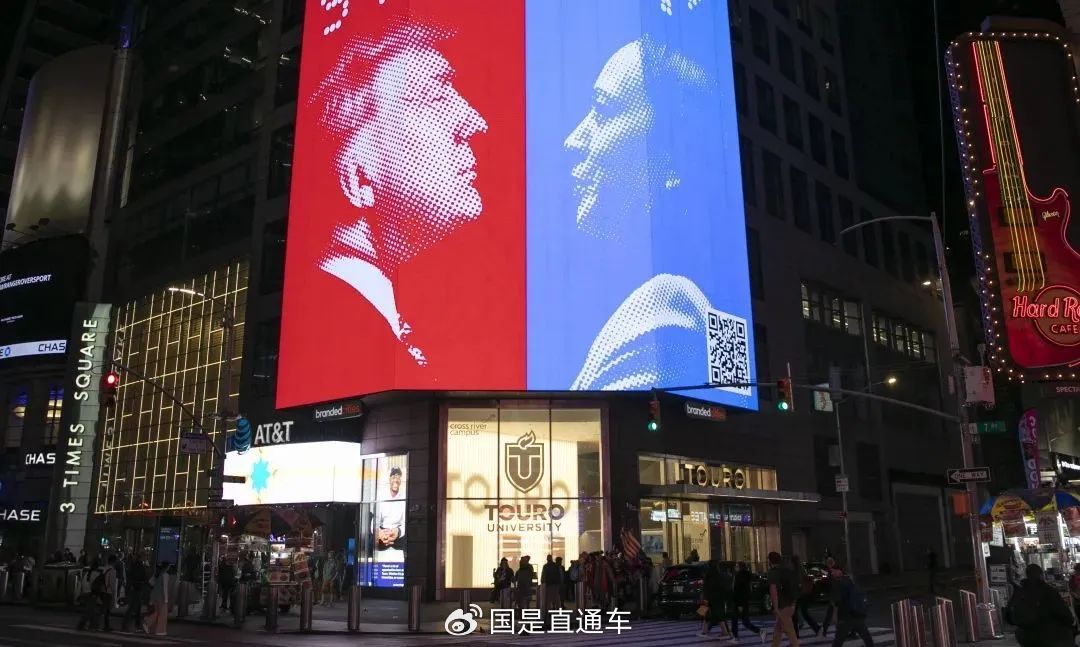 🔹图为纽约时报广场大屏幕浮现的总统竞选实践。中新社记者廖攀 摄