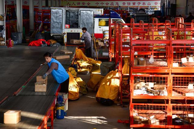 11月6日，工作人员在宁阳县菜鸟智慧物流园内分拣快递商品。 新华社记者 朱峥 摄