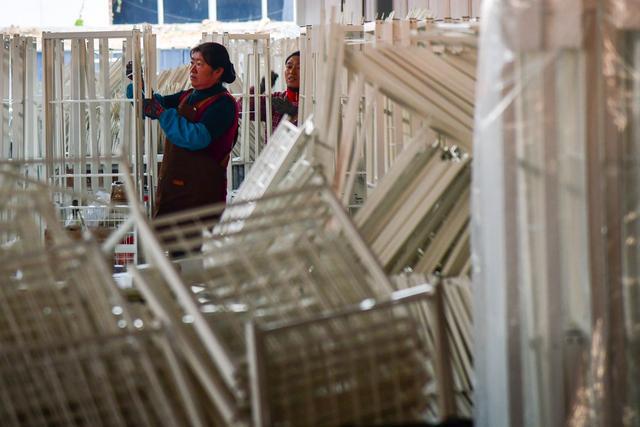 11月6日，工人在泰安鑫起点电子商务有限公司生产车间内加工家居用品，迎接销售旺季。 新华社记者 朱峥 摄