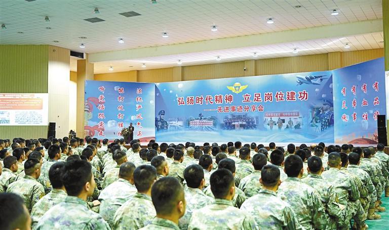 图为官兵们认真聆听报告会。