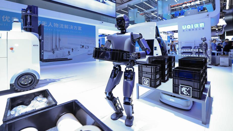 图片:CeMAT 2024现场,工业人形机器人、工业移动机器人与无人物流车协同工作