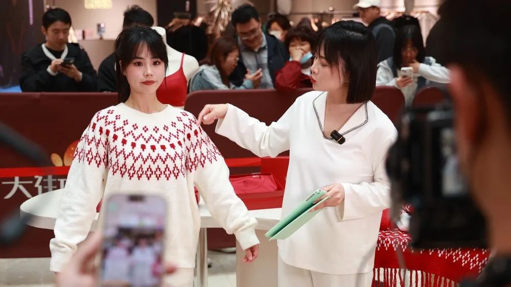 网红带货降温，专业主播登台