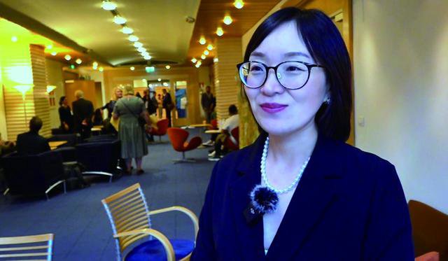 拼多多企业发展副总裁王海薇在"2024世界粮食论坛"活动间隙接受媒体