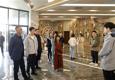 《看见》市民观察团一行来到了"美妆小镇"——吴兴区埭溪镇,这里也是