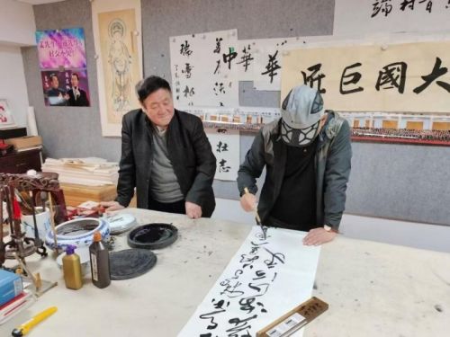 在他看来,书画不仅是艺术的