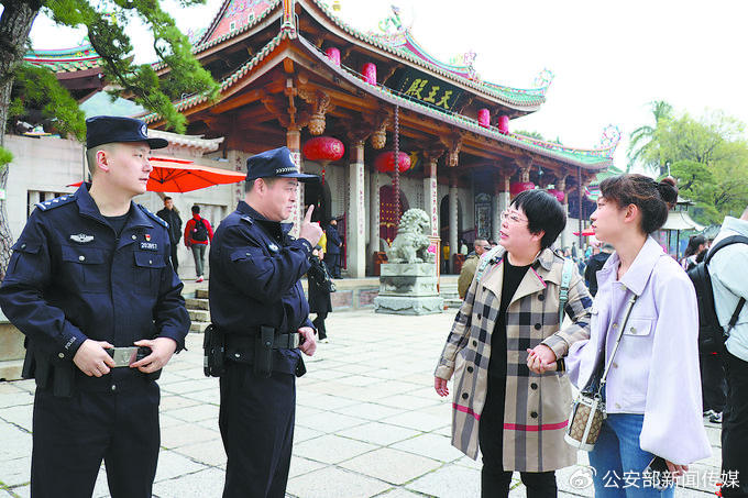 近日，碧山派出所民警在景区服务群众。洪逸颖摄