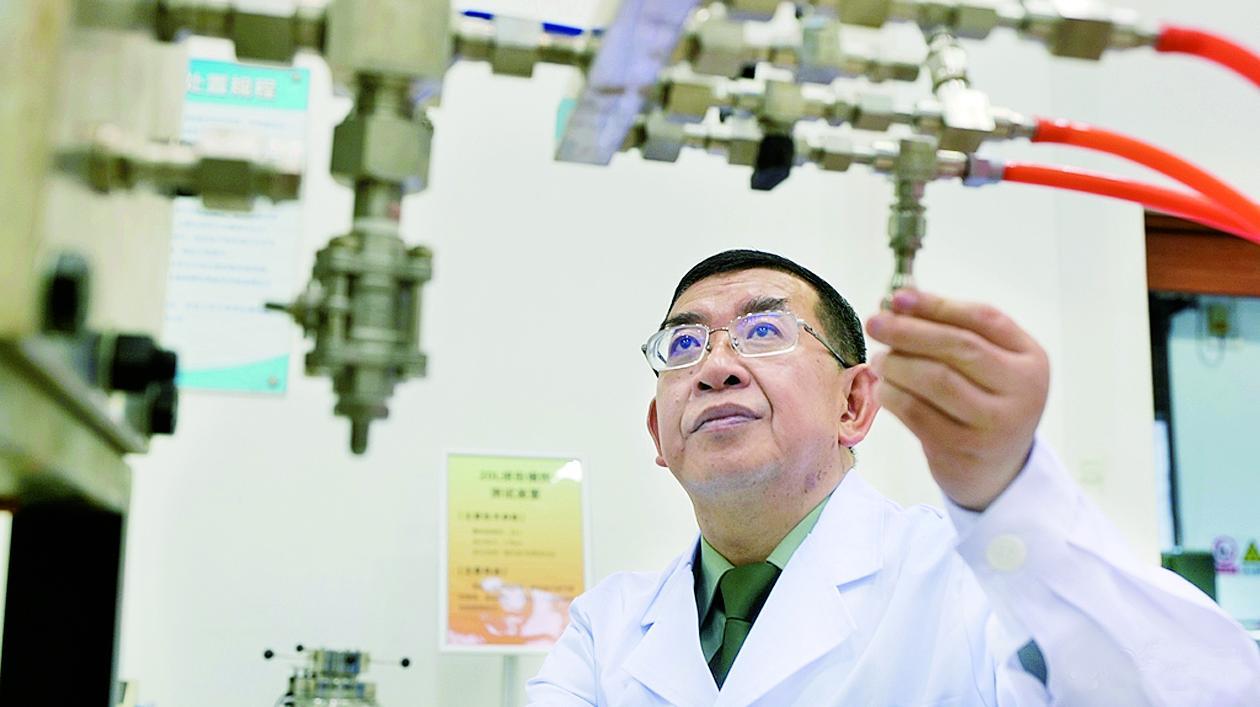 上世纪90年代,蒋新生从重庆大学硕士毕业,他拒绝多家企业高薪聘请