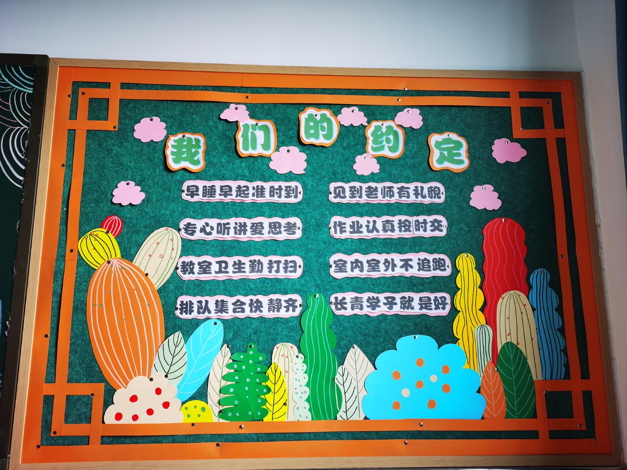 从教室的地面,墙面到天花板,从课桌椅的摆放到书架的整理,从读书角的
