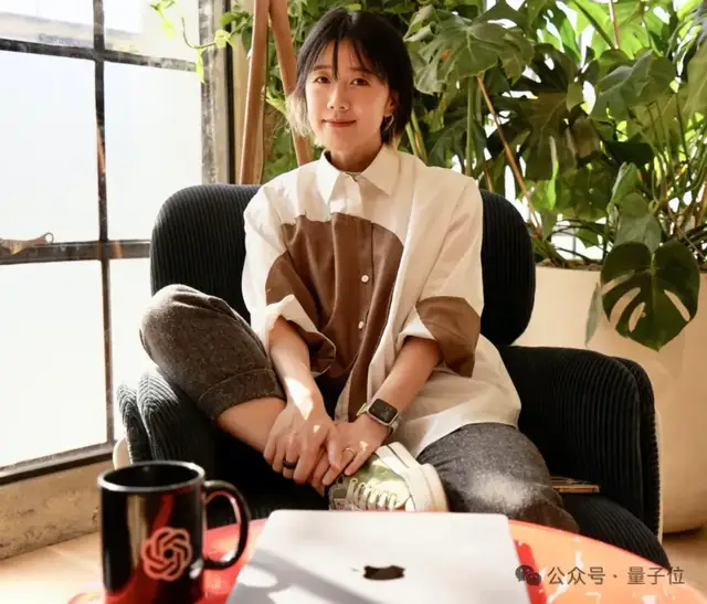 毕业之后的翁荔先是短暂的在Facebook实习了一段时间,第一份工作则是就职于Dropbox,担任软件工程师。