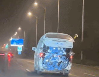塞满共享单车的面包车，匆匆将车子运回郑州