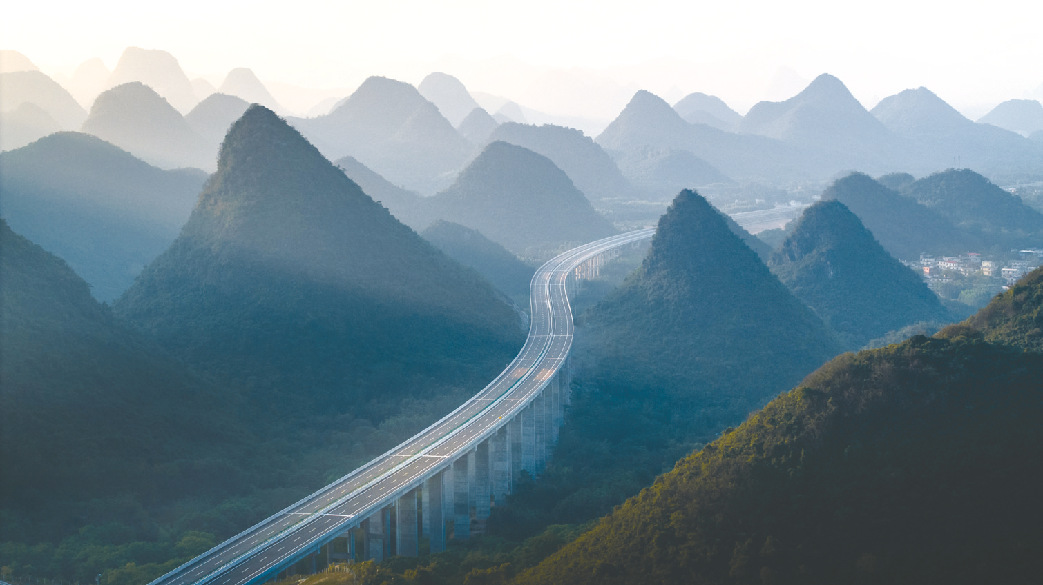     灌平高速的布结特大桥穿越群山。 （广西交通投资集团供图）