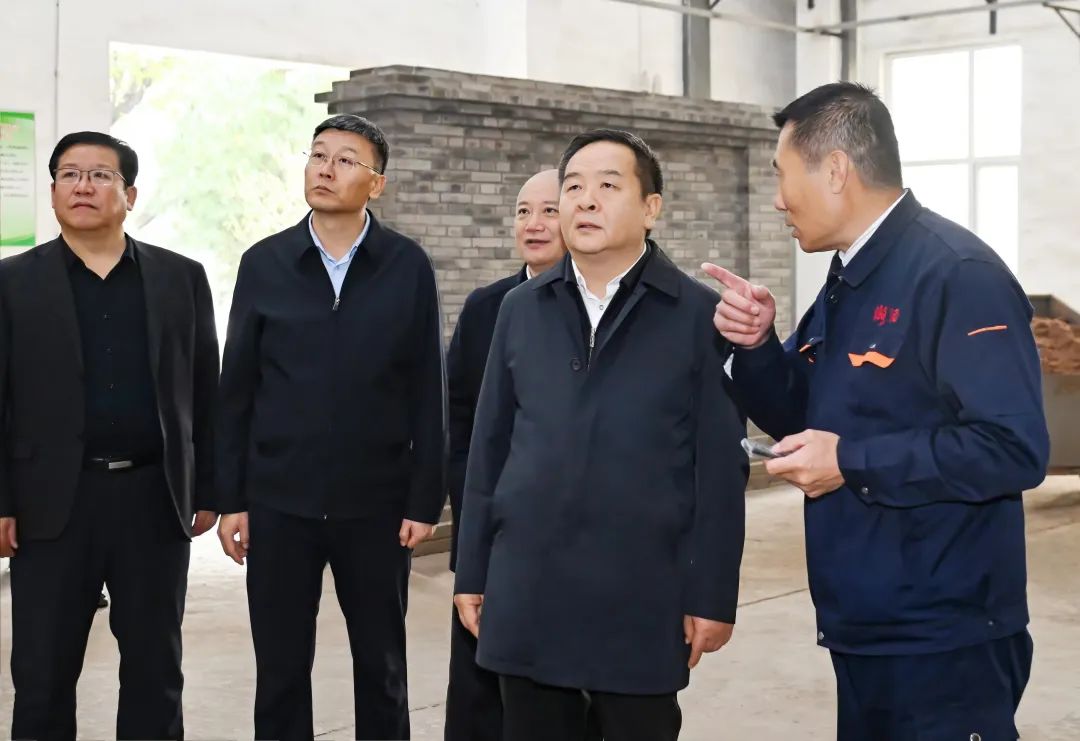 这是陈耳东在山西高科华烨电子集团有限公司了解企业产品研发情况