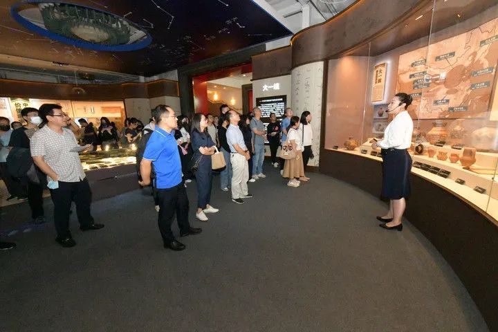 讲解员颜欢在铸牢中华民族共同体意识文物古籍展第一展厅讲解。受访者供图