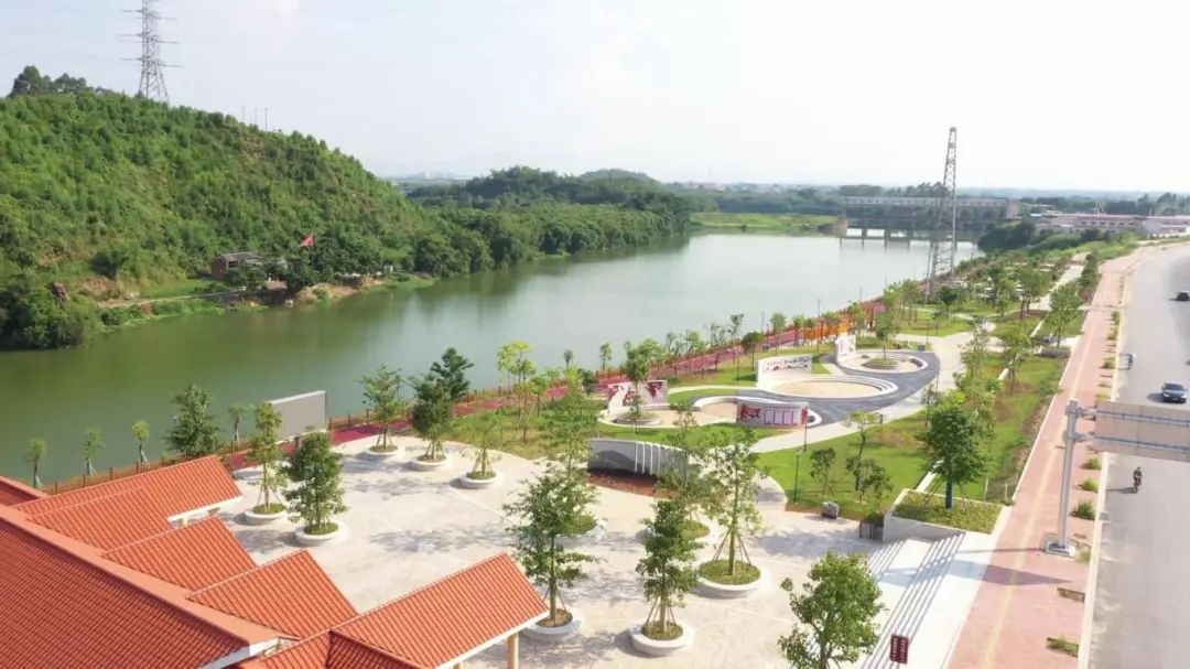 飞鹅岭的壮丽山景以及青岐涌的宁静水岸.