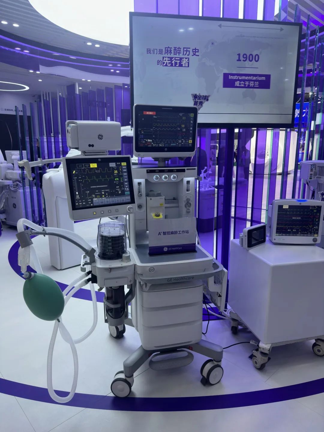 GE医疗Allis IGS 7智控自由移动手术机器人构建顶级复合手术室(左)、A+智控麻醉工作站(右)