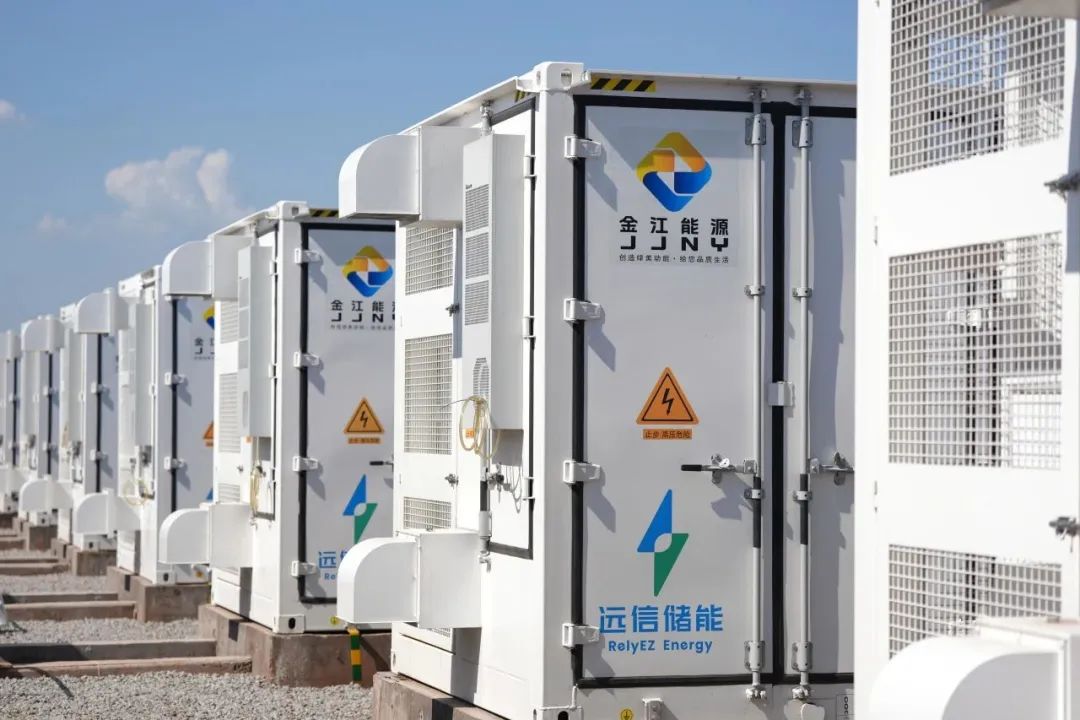 图为:由远信储能助力竖立的永仁致信300MW/600MWh神情8月并网