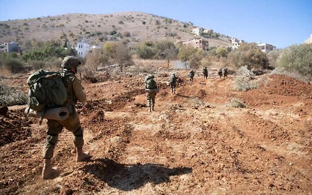 以色各国防军11月11日发布的相片深入以军正在黎巴嫩南部当作。图源：《以色列时报》