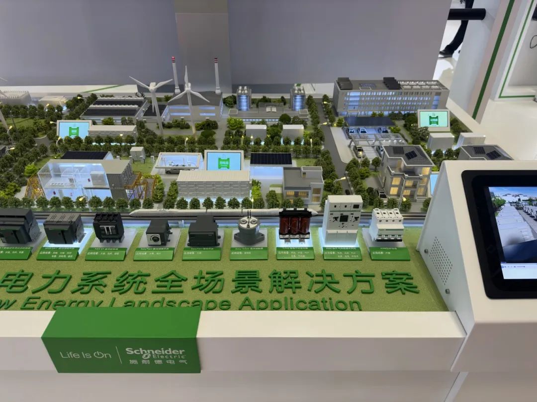 施耐德电气SmartCool基于AI的数据中心末端空调节能改造方案(左)、新型电力系统全场景解决方案(右)
