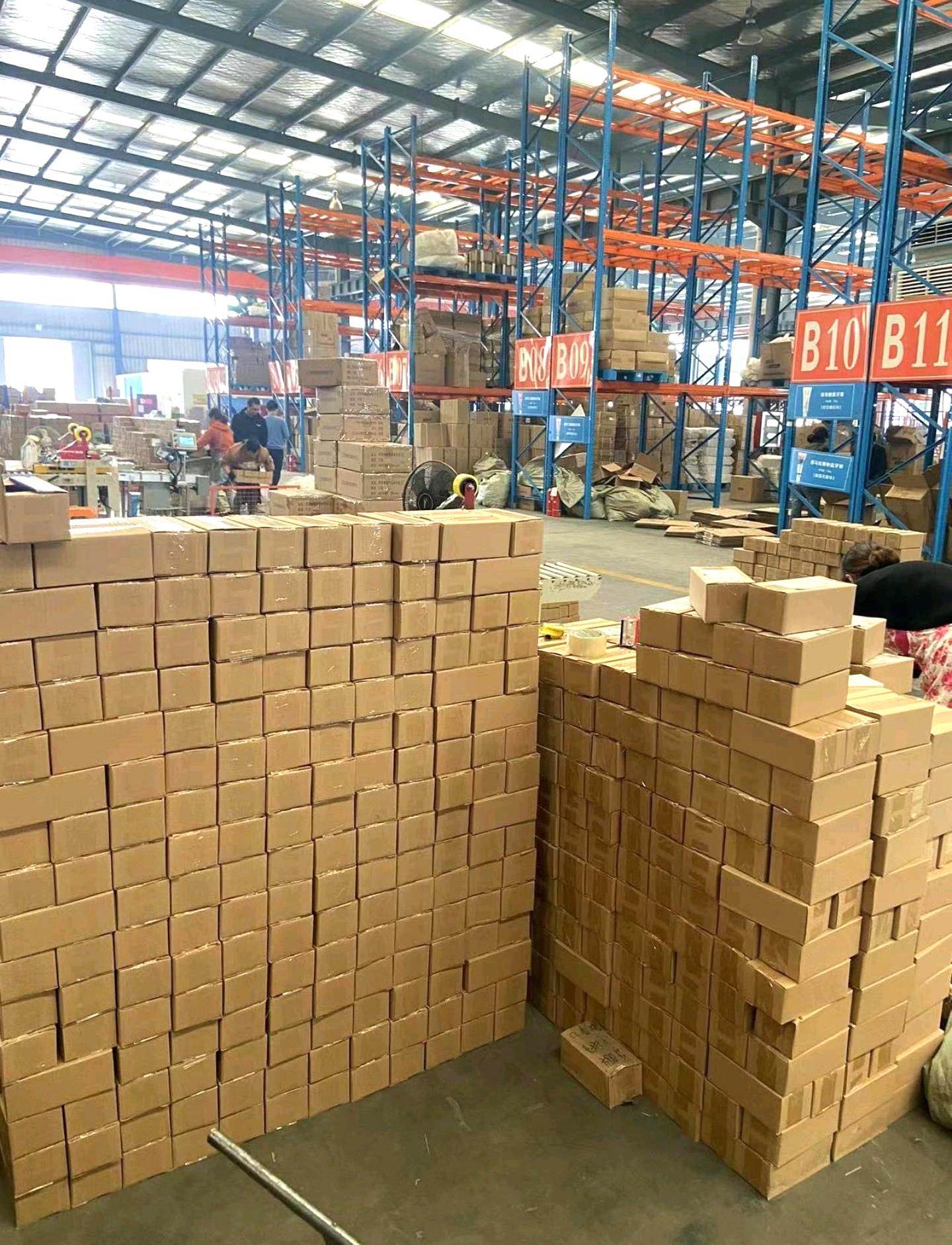 发往全国各地的包裹。明娟 摄