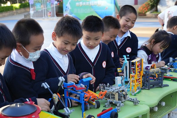 学生操作科学实验装备