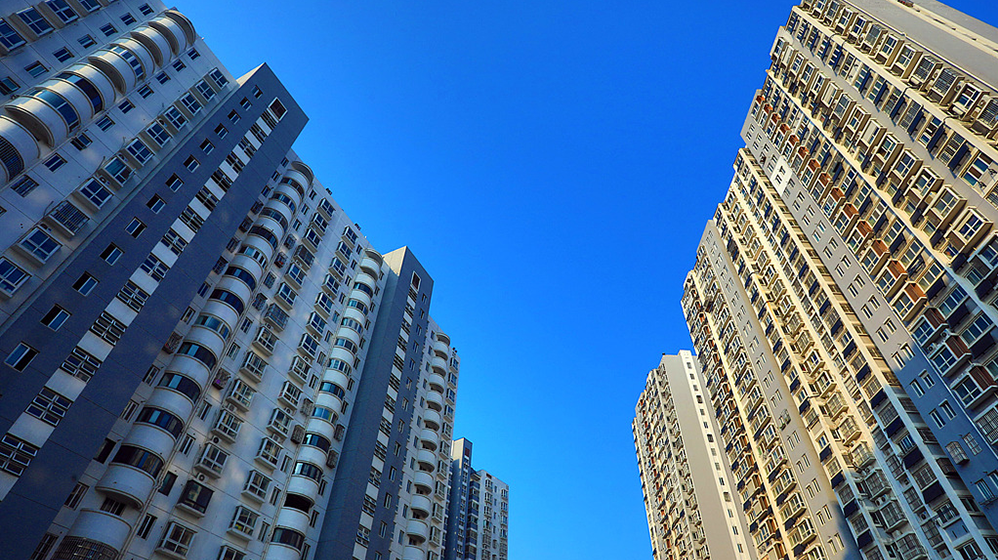 2024年9月1日,江苏省淮安市,大运河畔房地产建筑楼群.视觉中国 资料图