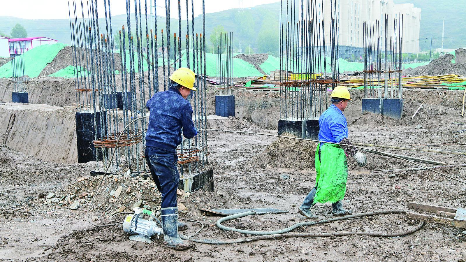 工人正在进行海得储能项目施工作业.本报记者 才贡加 摄