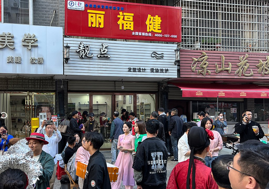 “听劝”理发师走红，折射美发行业痛点