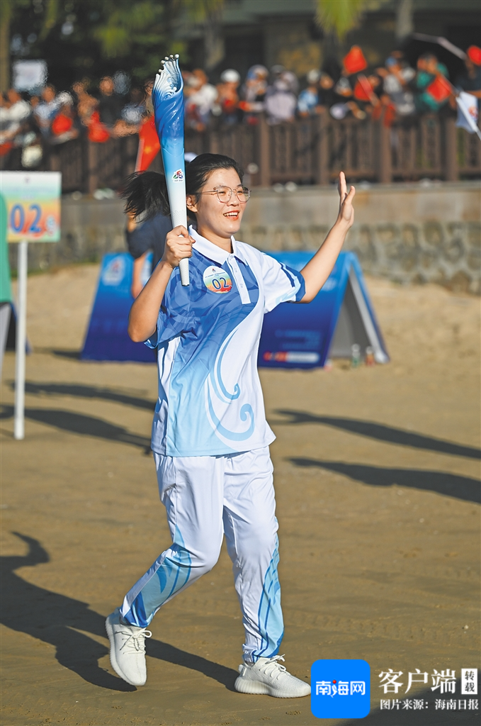 11月17日,火炬手容飞在火炬传递中.新华社记者 孙凡越 摄