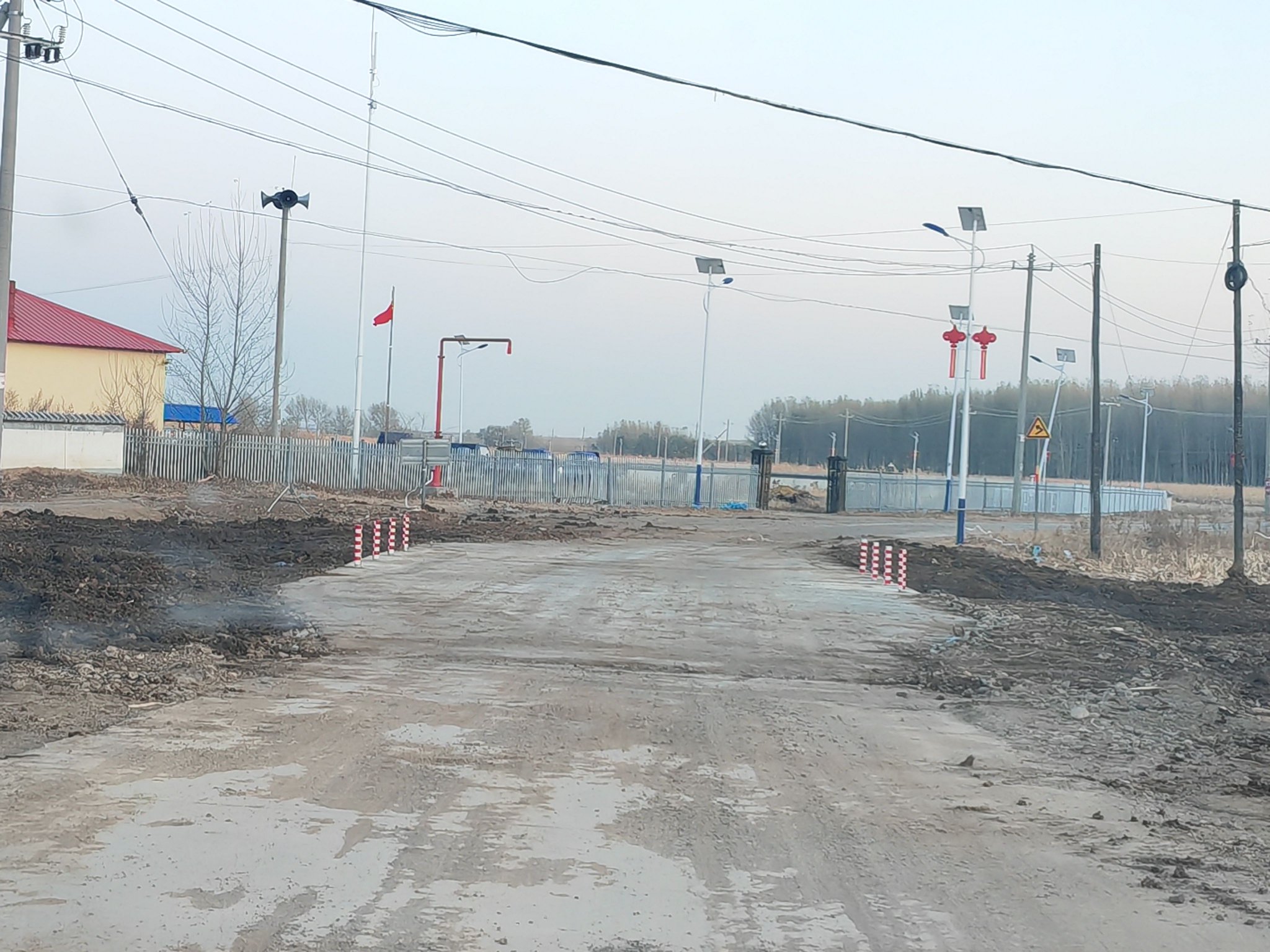 巴彦扎拉嘎乡宏发村:过水路面换新颜 便民出行暖民心