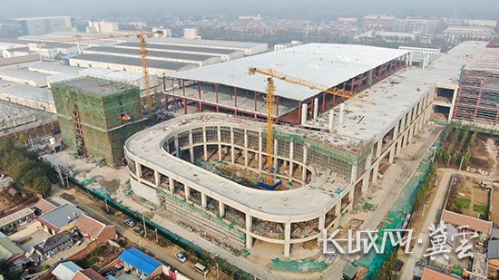 三河智能仓储及跨境电商产业基地项目建设现场。长城网·冀云客户端记者 张伟 摄