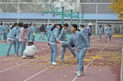 11月15日上午课间，学生们分散在操场自由活动。