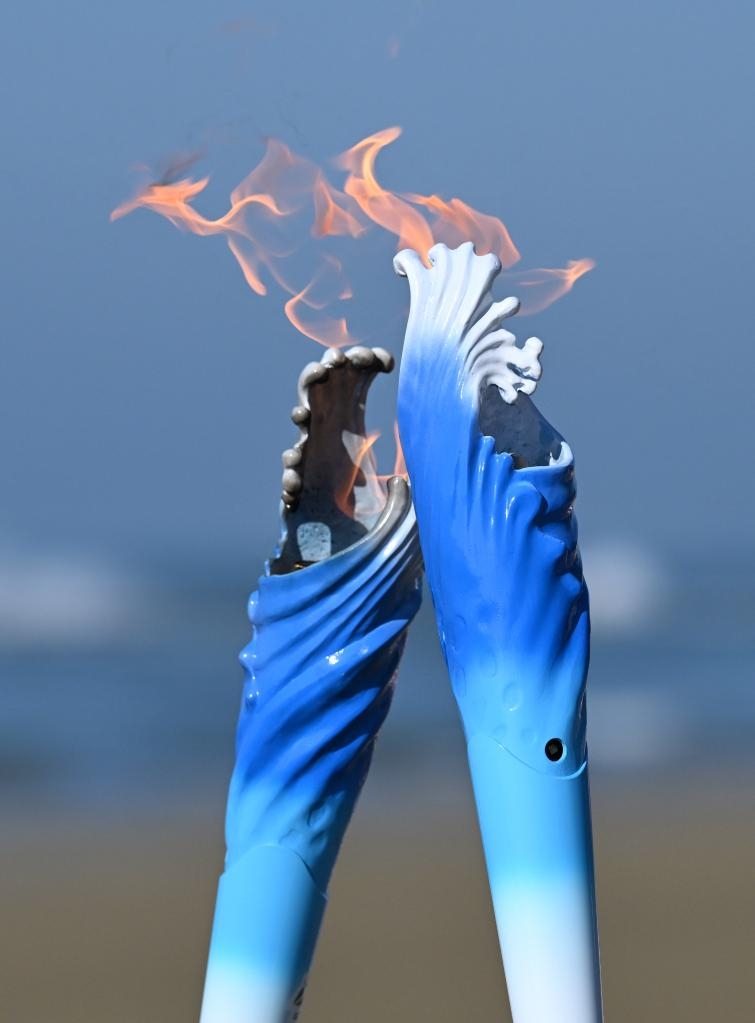   11月17日,两名火炬手进行火炬传递.新华社记者 孙凡越 摄