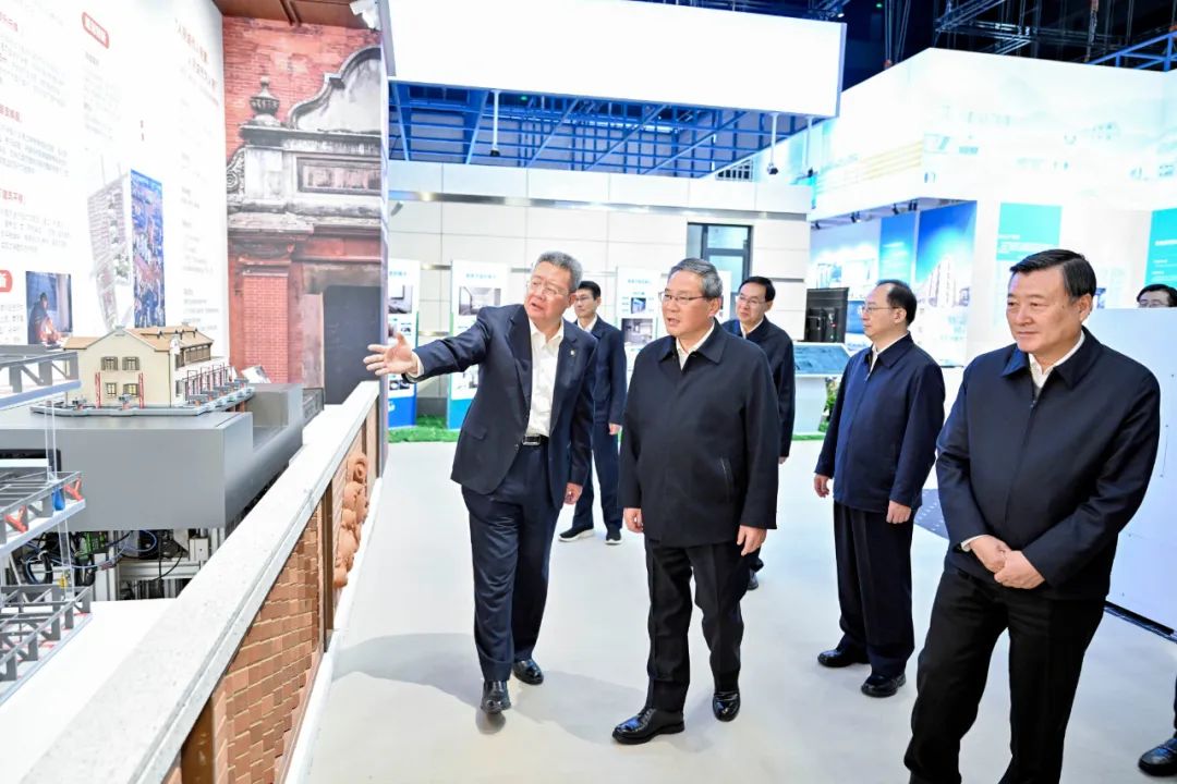 11月18日,中共中央政事局常委、国务院总理李强在北京参不雅调研中国建筑科技展。新华社记者 殷博古 摄