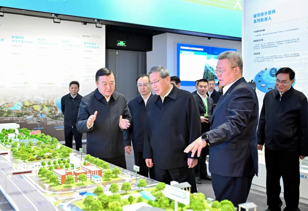 11月18日,中共中央政事局常委、国务院总理李强在北京参不雅调研中国建筑科技展。新华社记者 殷博古 摄