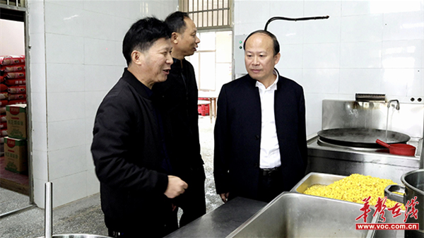 衡阳县领导督导校园食品安全和"校园餐"工作