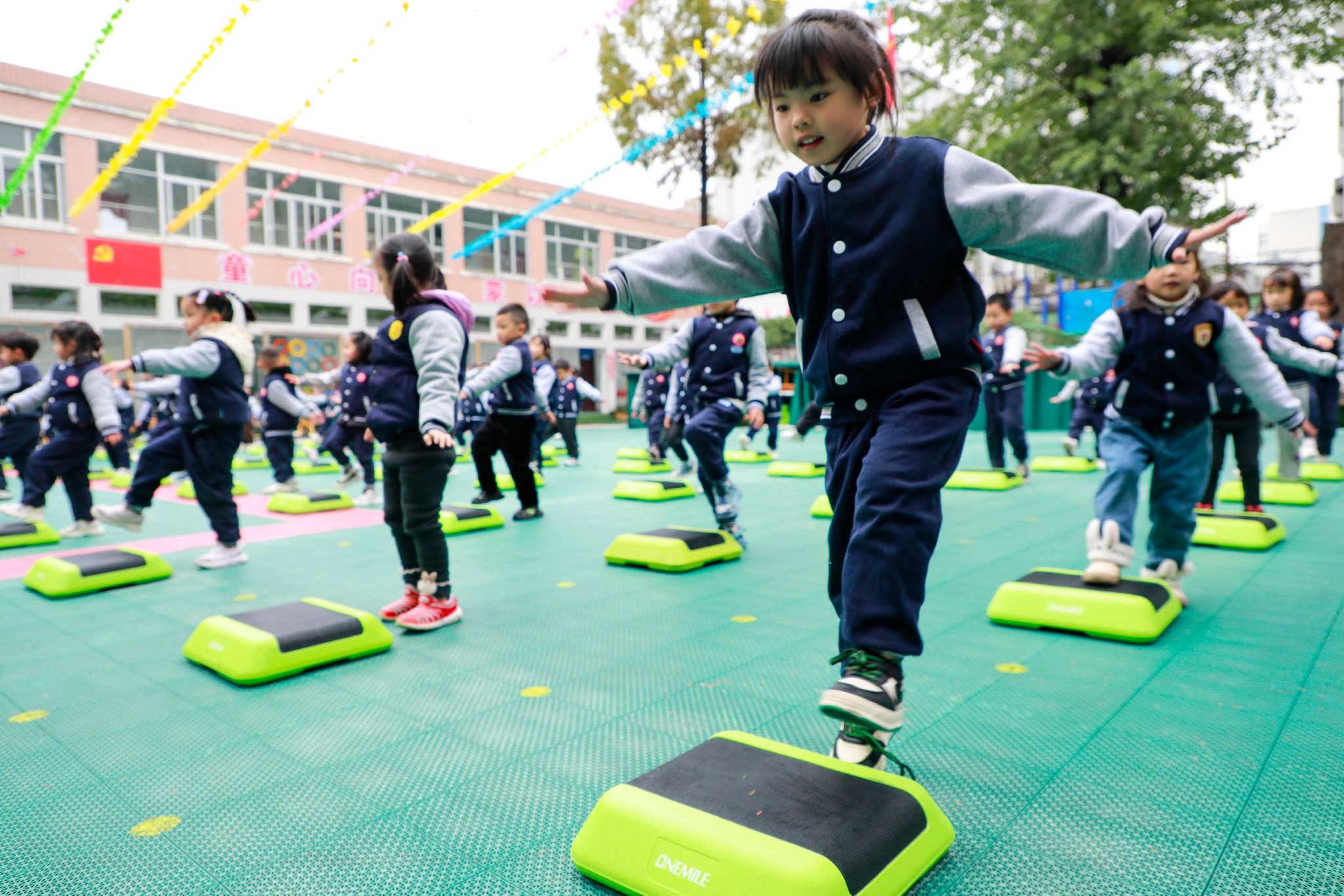 11月19日,湖北省襄阳市樊城区直机关幼儿园的孩子们正在利用健身踏板