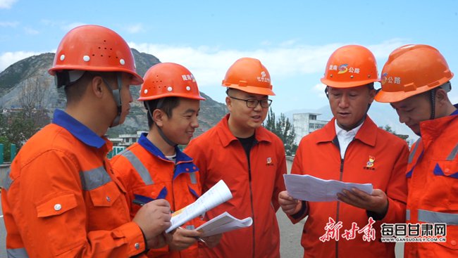 杨海军向新人交代相关安全事宜