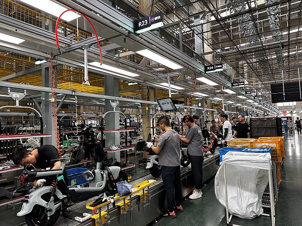 　　爱玛科技天津工厂总装车间 本报记者 李嫒嫒 摄