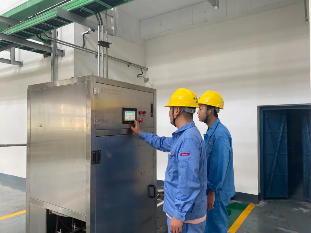 汞渣项目部何舜坪,陆俊正在现场调试设备