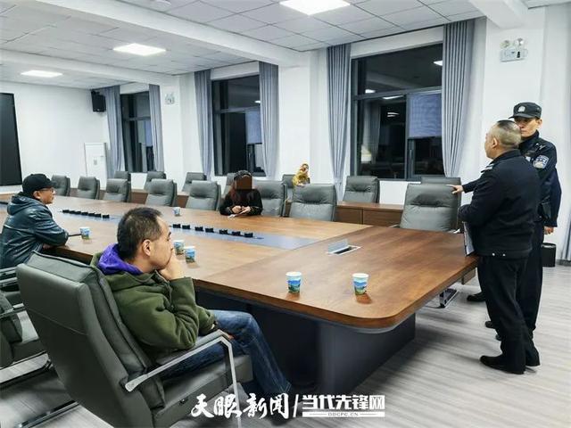 晚8点救助中心会议室