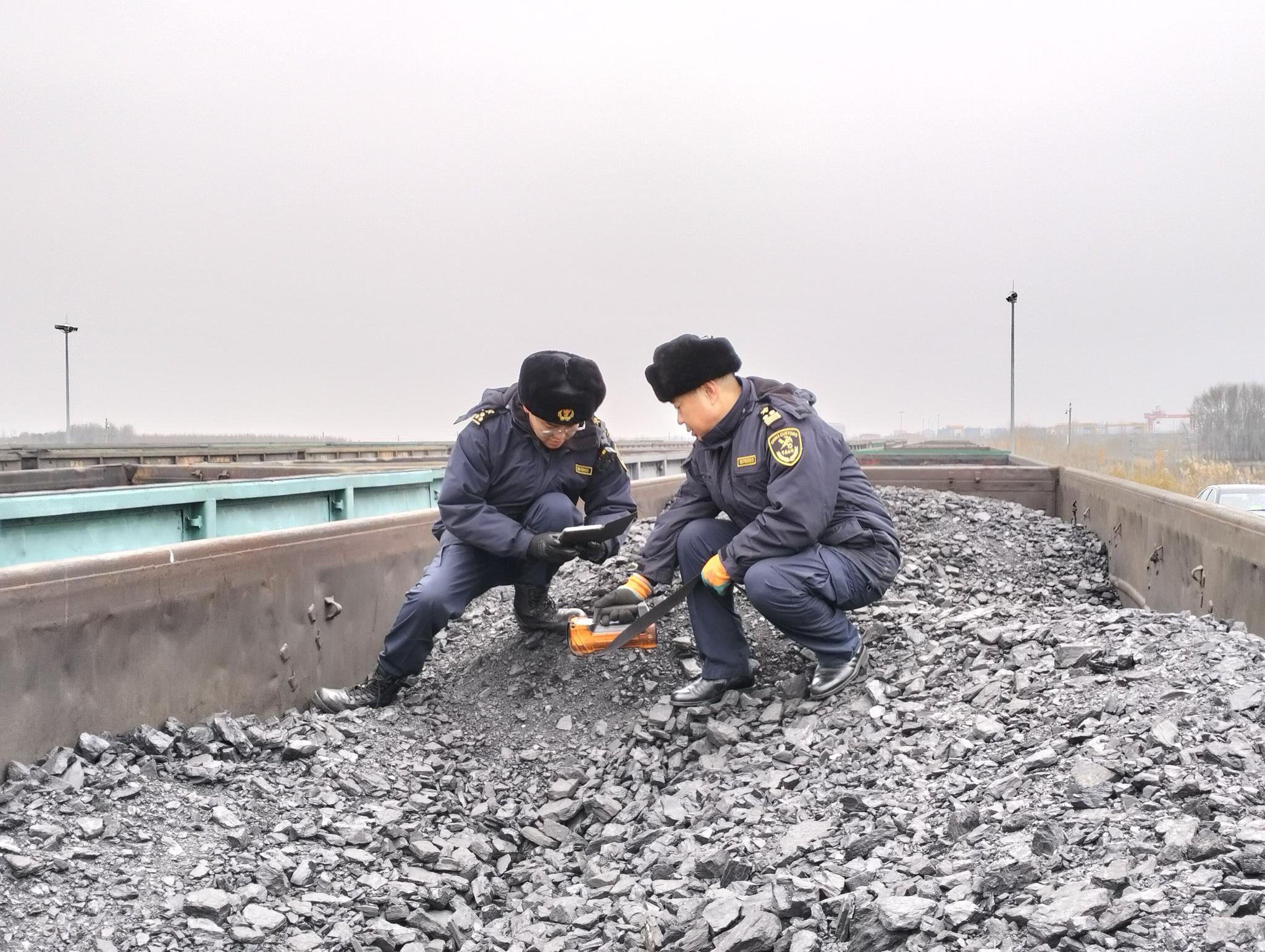 海关关员对进口煤炭实施查验