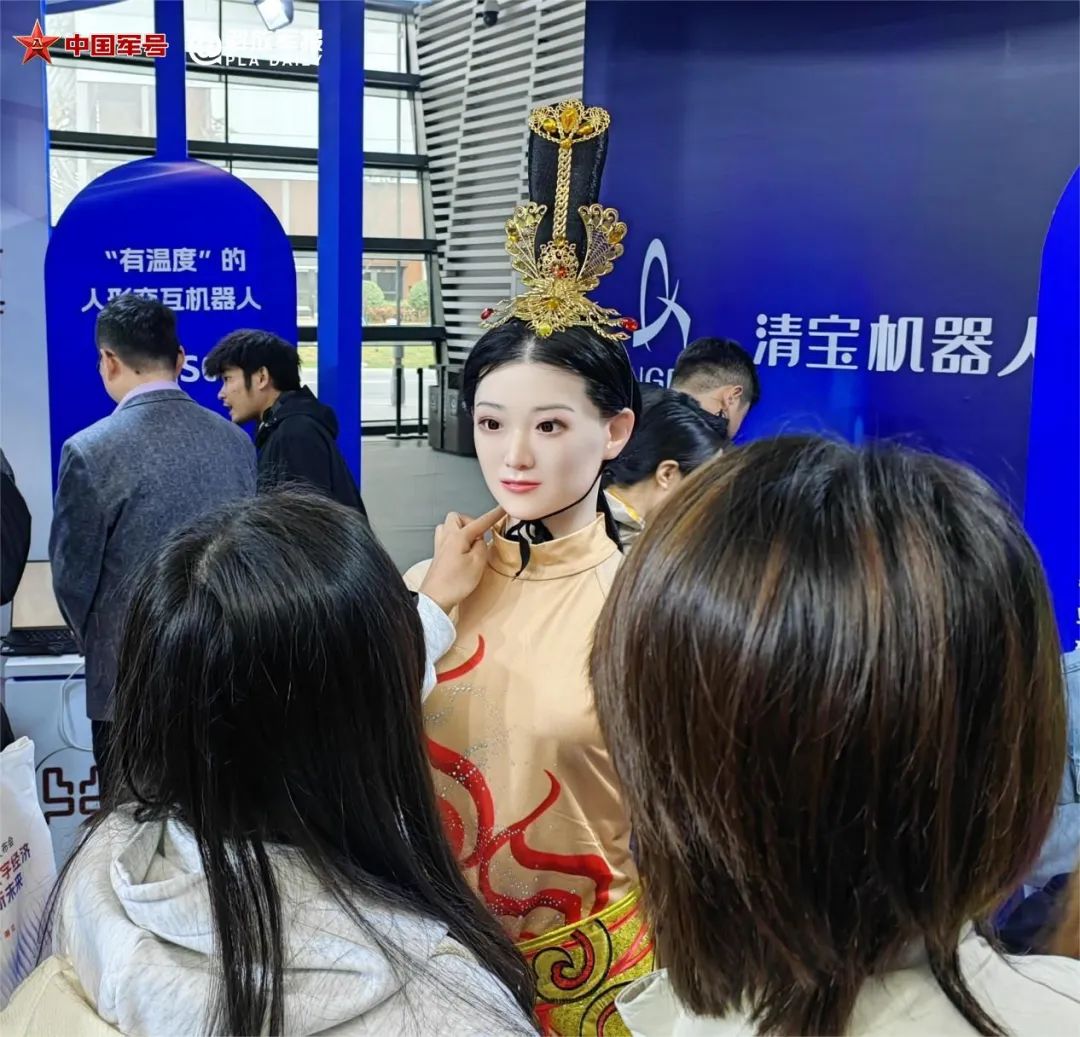 仿真机器人和机器人,机器狗.&nbsp;中国军网记者 李东航 摄影