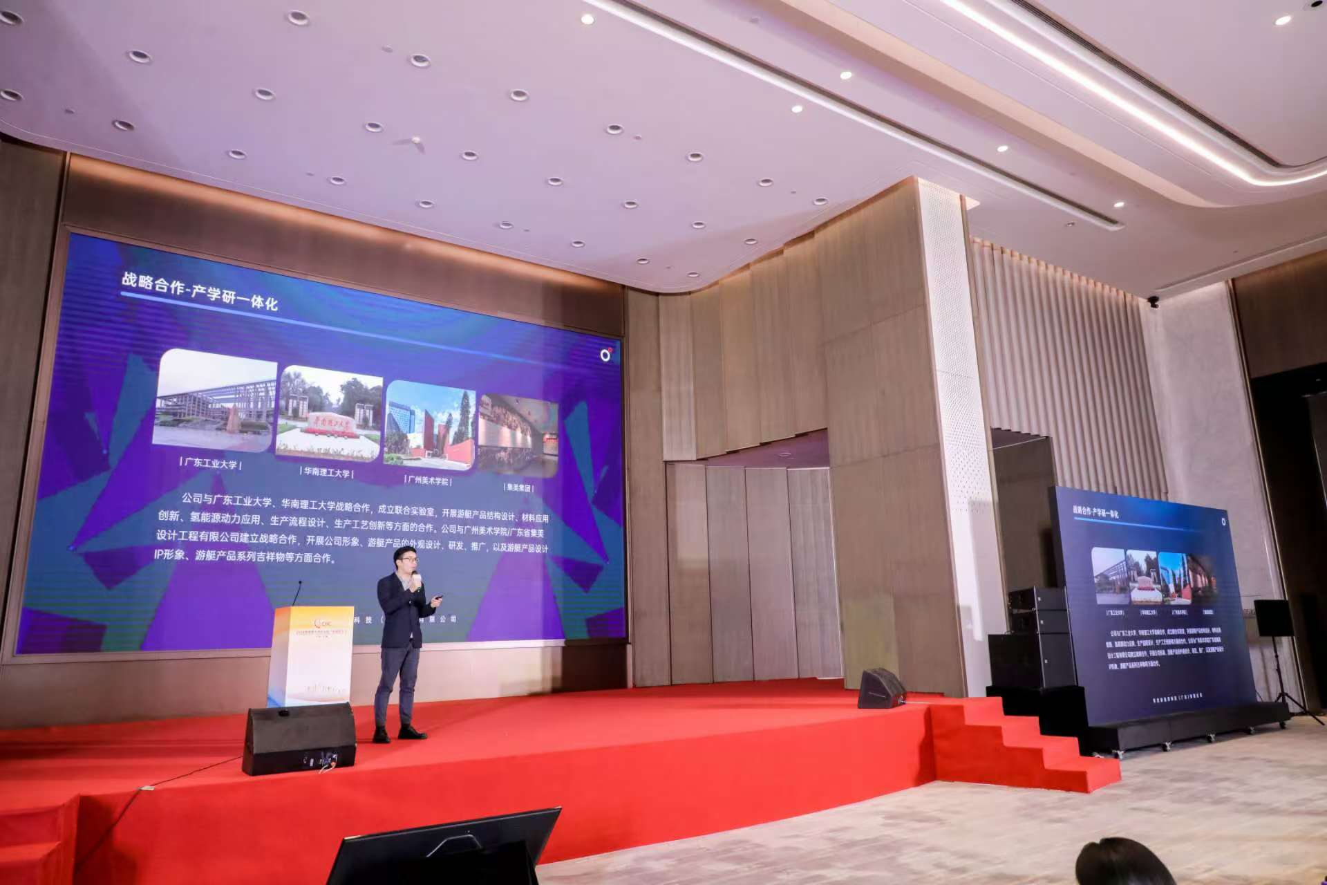 零度新能源科技有限公司联合创始人吴凌在现场推介。