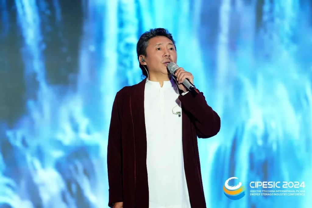 中国内地民族男赞扬家容中尔甲演唱《神奇的九寨》《高原红》