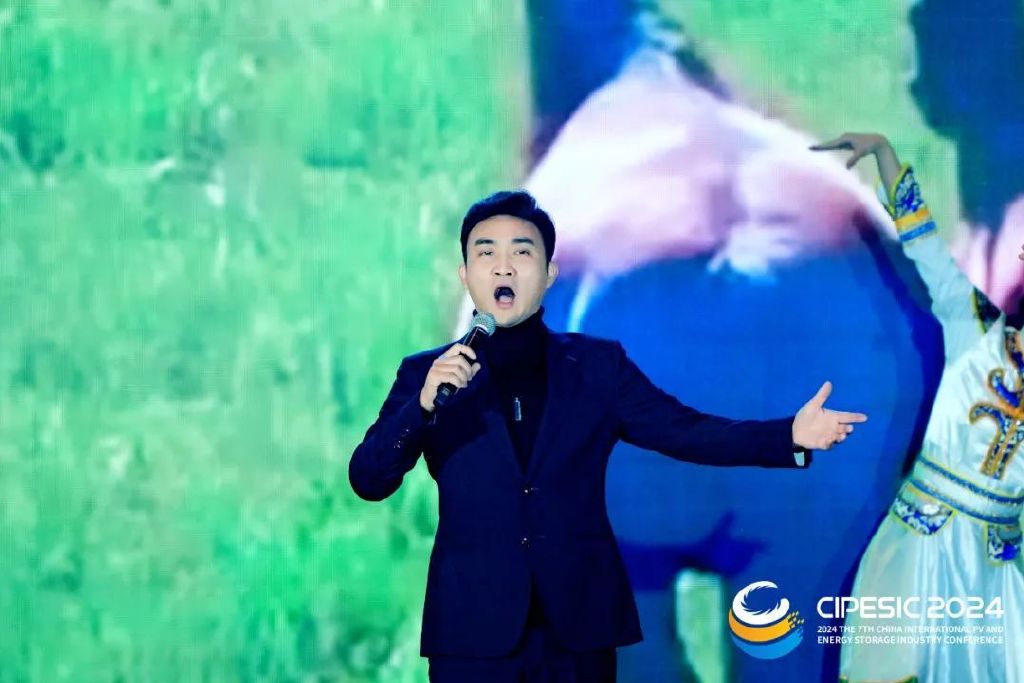 歌舞饰演《草原上涨起不落的太阳》