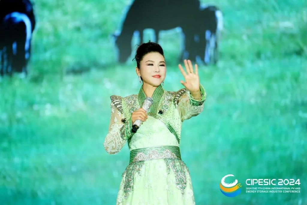中国内地蒙古族女歌手乌兰托娅演唱《火红的萨日朗》《套马杆》