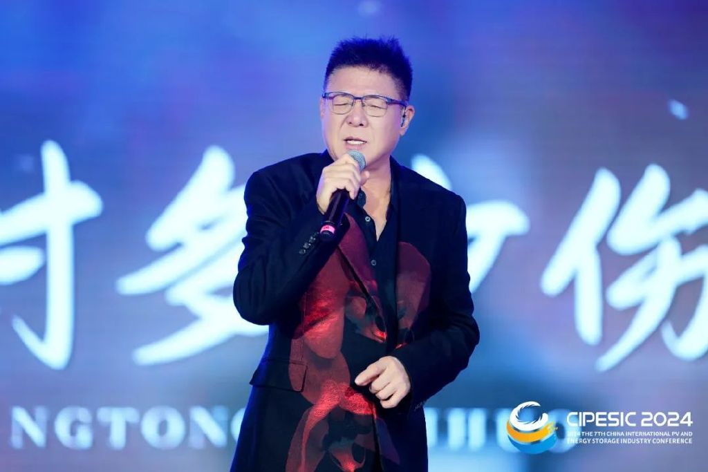中国台湾闻明男歌手姜育恒演唱《再转头》《跟旧事干杯》
